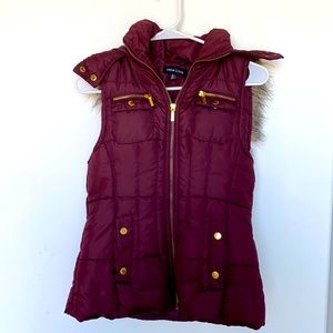 Puffer vest maroon w/fur trim hood